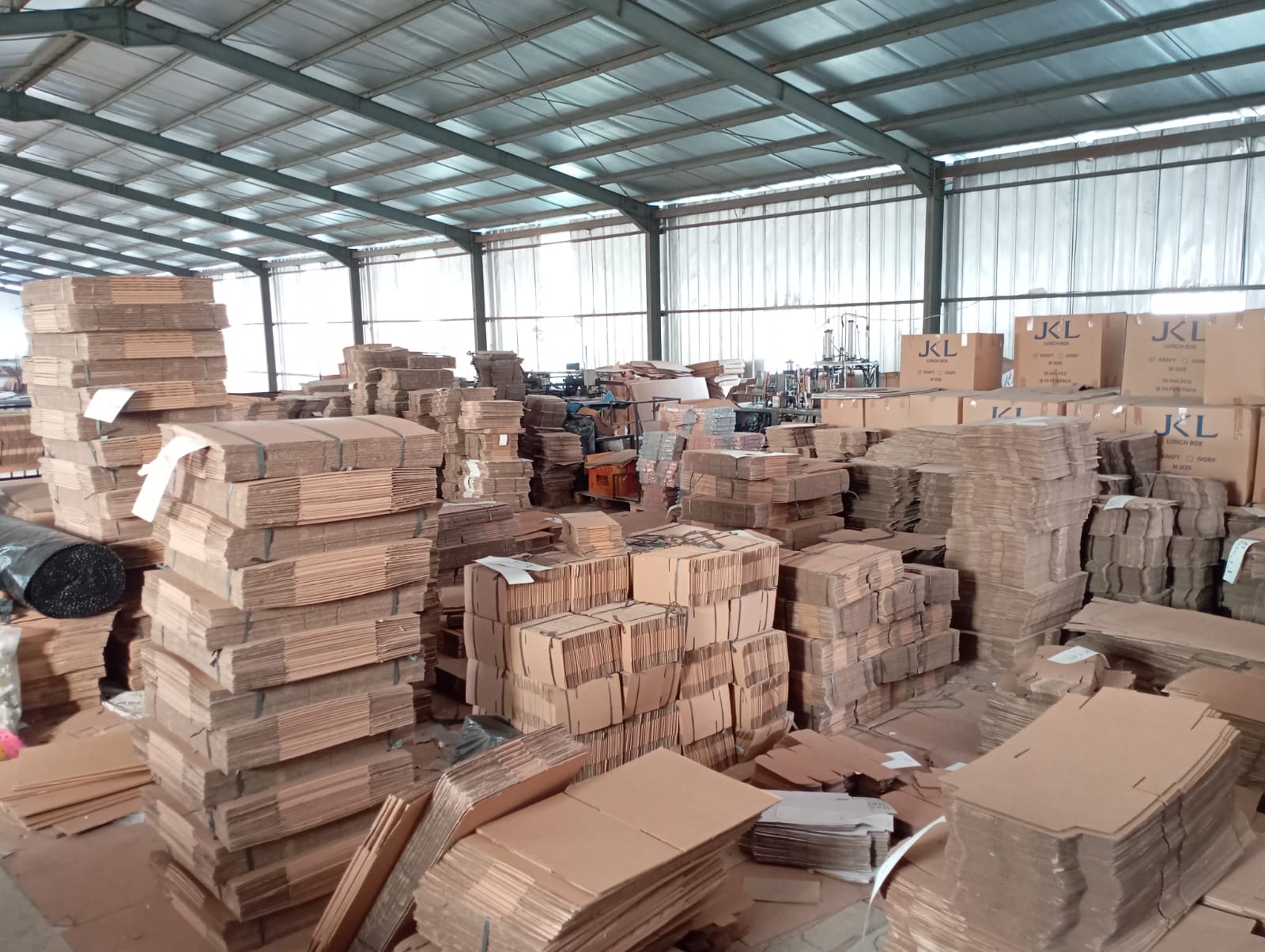 Box barang custom dari kardus gelombang untuk pengiriman produk
