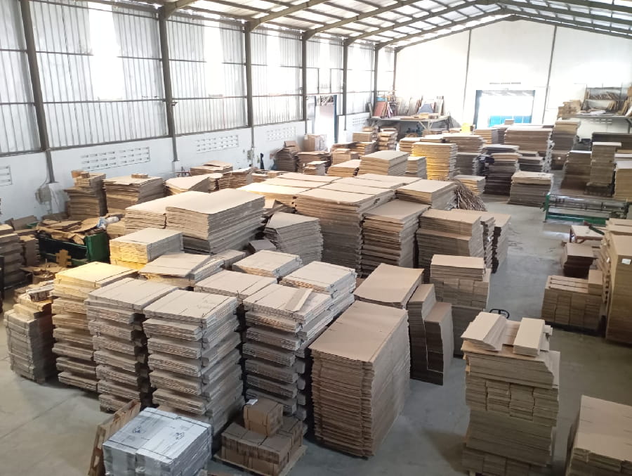 Proses produksi kardus gelombang di pabrik Sukses Jaya Box, Kalideres, Jakarta Barat